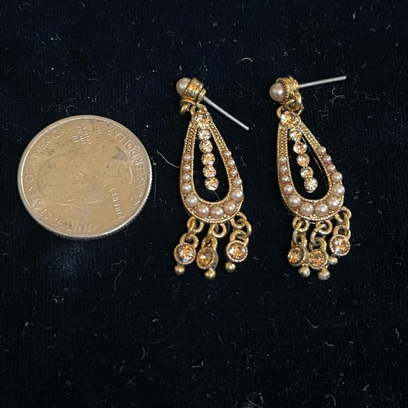 Vintage gold tone drop earrings with crystals and pearl beads - Picture 1 of 2